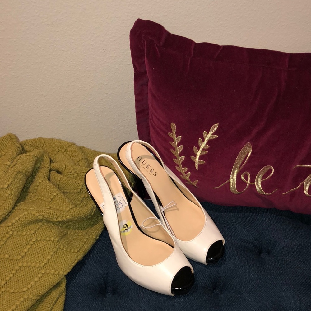 GUESS BLACK/WHITE SLINGBACK PUMPS 9 NWT